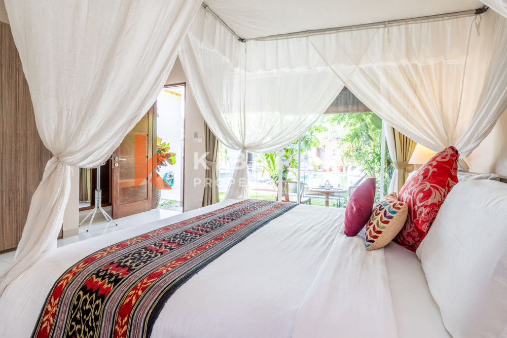 Superbe salon fermé de trois chambres dans un complexe de villas situé à Seminyak