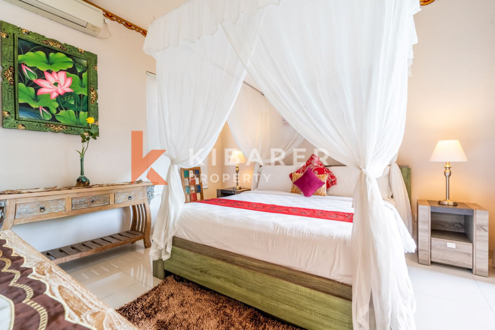 Superbe salon fermé de trois chambres dans un complexe de villas situé à Seminyak