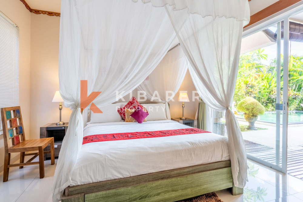 Superbe salon fermé de trois chambres dans un complexe de villas situé à Seminyak