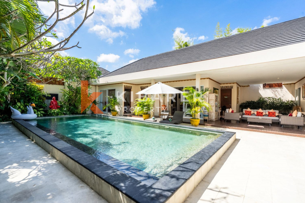 Superbe salon fermé de trois chambres dans un complexe de villas à Seminyak