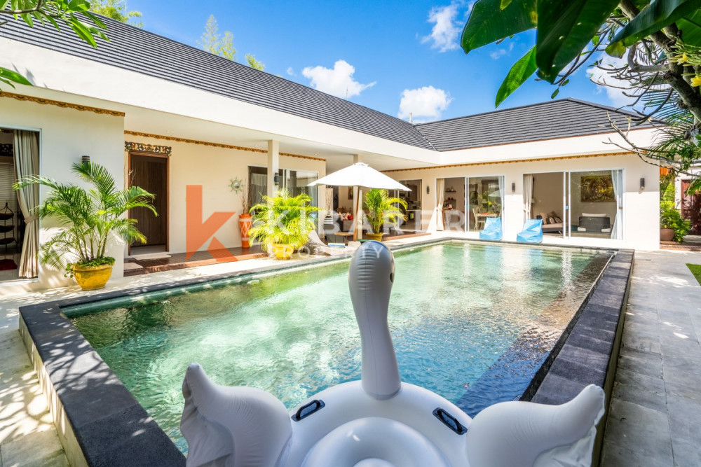 Superbe salon fermé de trois chambres dans un complexe de villas à Seminyak