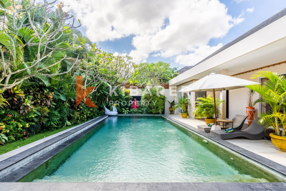 Superbe salon fermé de trois chambres dans un complexe de villas à Seminyak