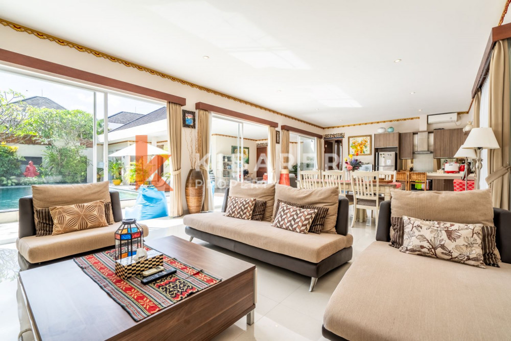 Superbe salon fermé de trois chambres dans un complexe de villas à Seminyak