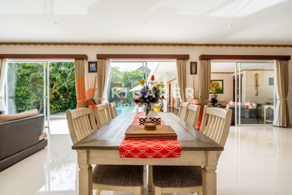 Superbe salon fermé de trois chambres dans un complexe de villas à Seminyak