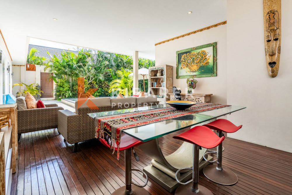 Superbe salon fermé de trois chambres dans un complexe de villas à Seminyak