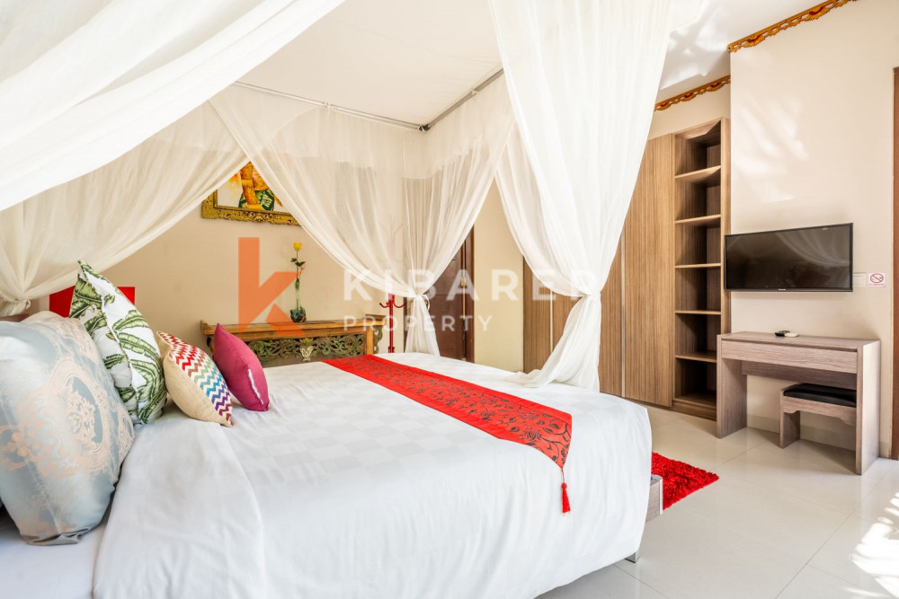 Superbe salon fermé de trois chambres dans un complexe de villas à Seminyak