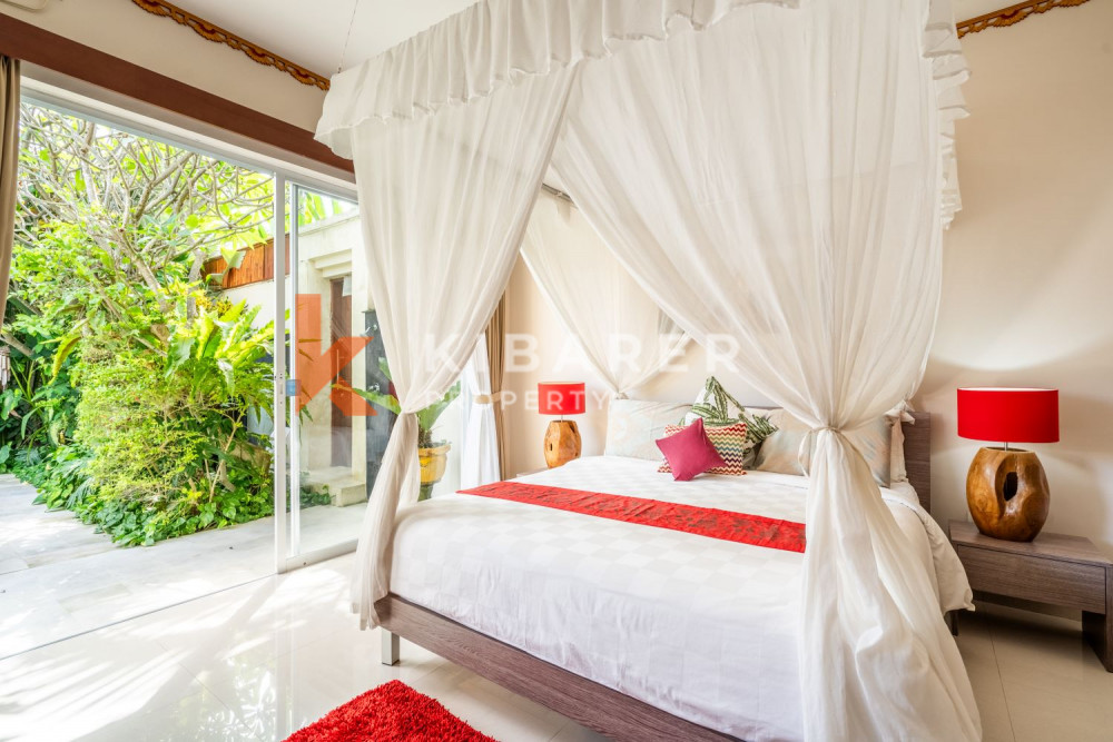 Superbe salon fermé de trois chambres dans un complexe de villas à Seminyak