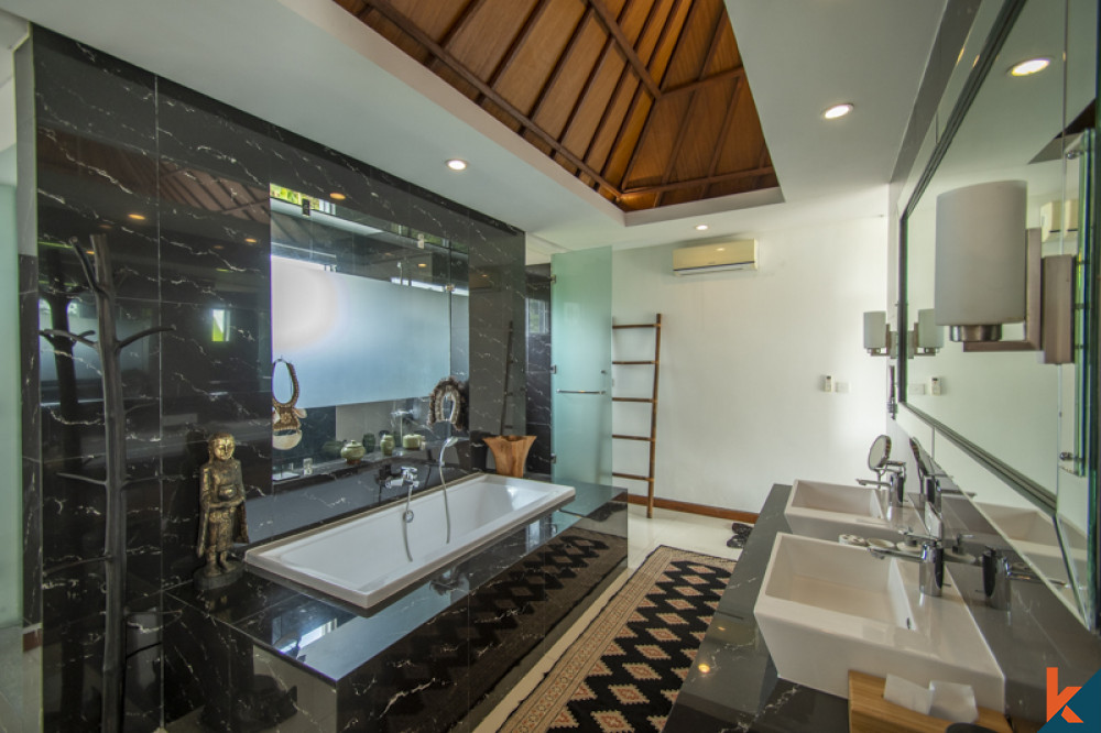 MAGNIFIQUE VILLA A VENDRE SUR DEUX NIVEAUX A CANGGU