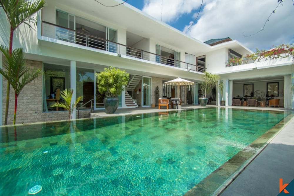 MAGNIFIQUE VILLA A VENDRE SUR DEUX NIVEAUX A CANGGU