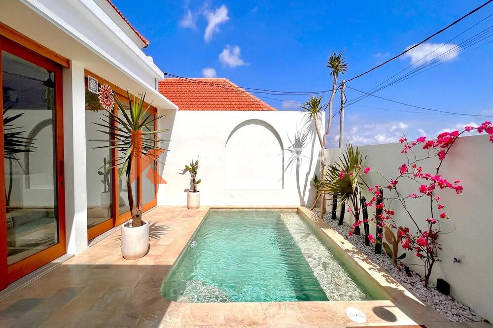 Mediterranean Three Bedroom Enclosed Livingroom Villa Set in Pererenan