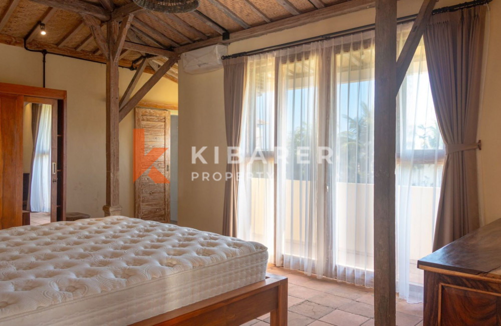 Villa fermée semi-meublée de trois chambres avec vue sur l'océan et les rizières à Kedungu