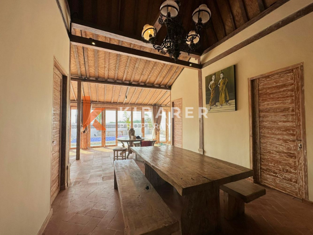 Villa fermée semi-meublée de trois chambres avec vue sur l'océan et les rizières à Kedungu