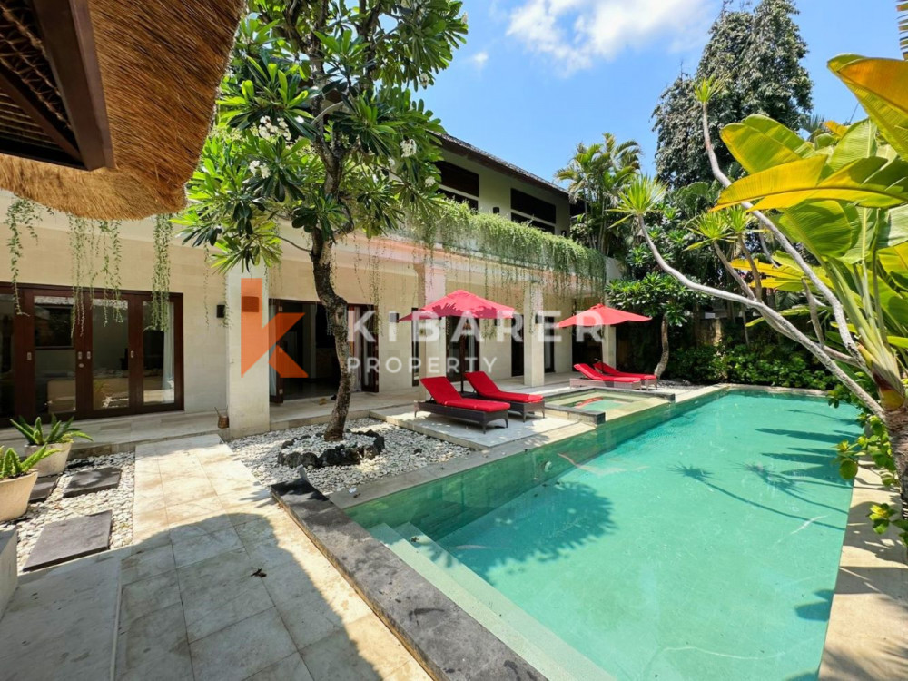 Magnifiquement Villa de Séjour Fermée de Trois Chambres Dans un Quartier Privilégié de Seminyak