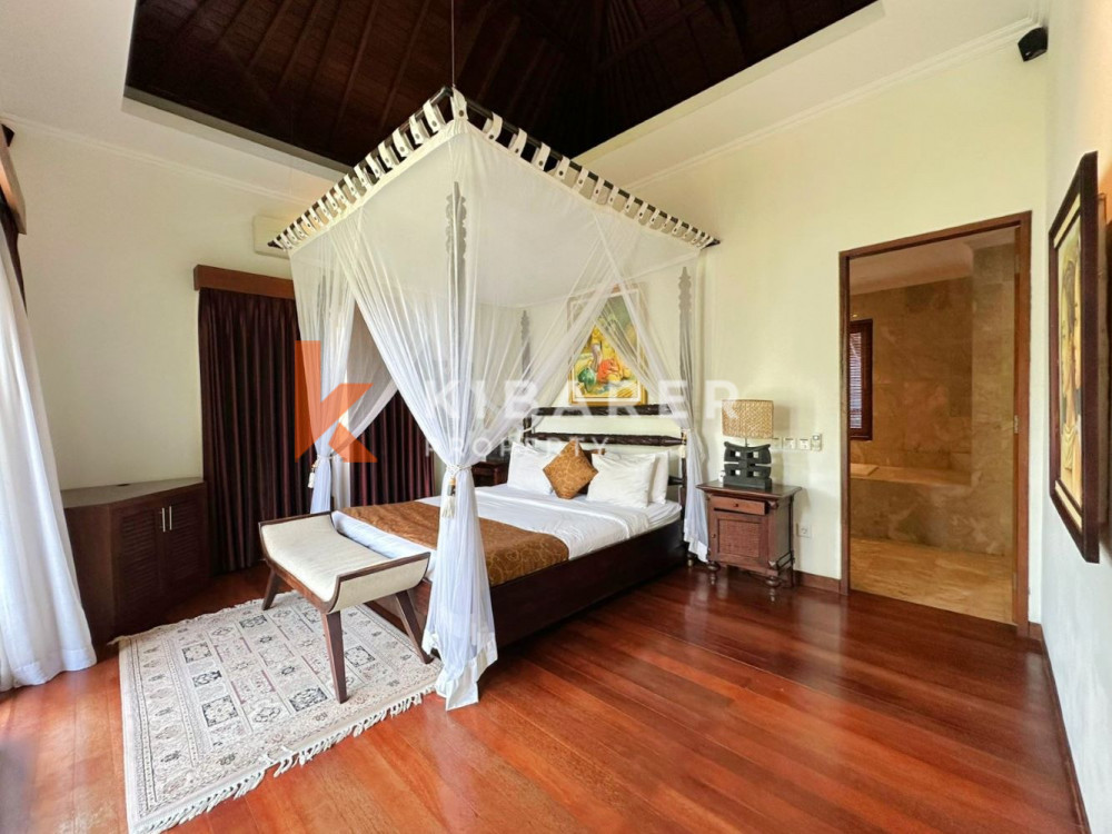 Gorgeously Three Bedroom Enclosed Living Villa In Prime Area Of Seminyak