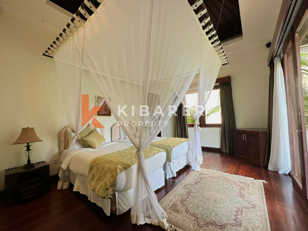 Gorgeously Three Bedroom Enclosed Living Villa In Prime Area Of Seminyak