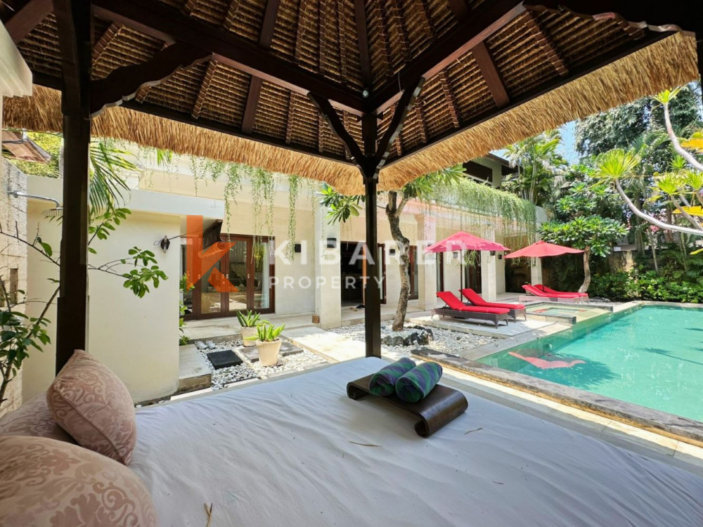 Belle villa fermée de trois chambres dans un quartier privilégié de Seminyak