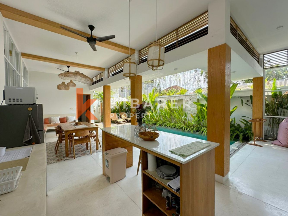 Vila Ruang Tamu Terbuka Tiga Kamar Tidur Modern Tropis Terletak di Seminyak