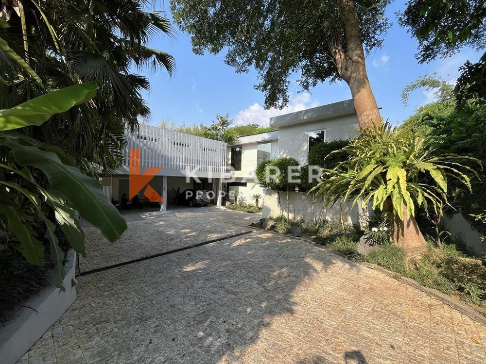 Villa à séjour fermé de quatre chambres avec vue sur la jungle à Semer-Kerobokan