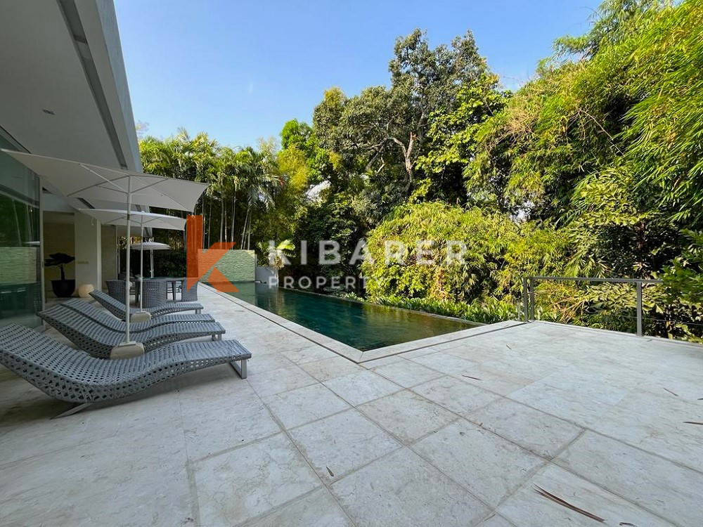 Villa à séjour fermé de quatre chambres avec vue sur la jungle à Semer-Kerobokan