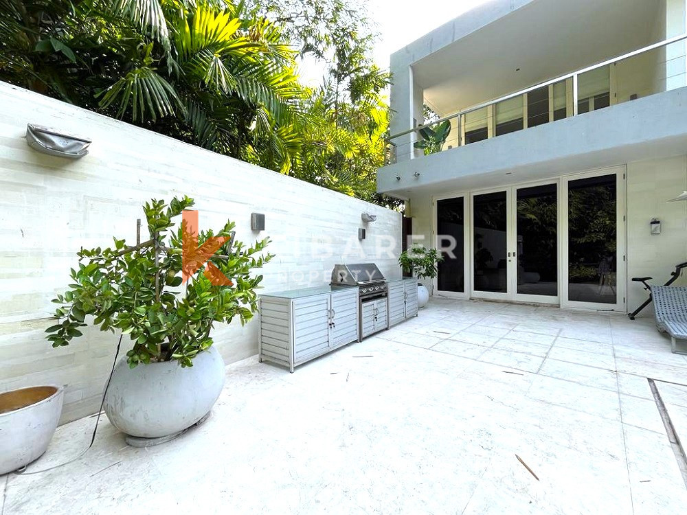 Villa à séjour fermé de quatre chambres avec vue sur la jungle à Semer-Kerobokan