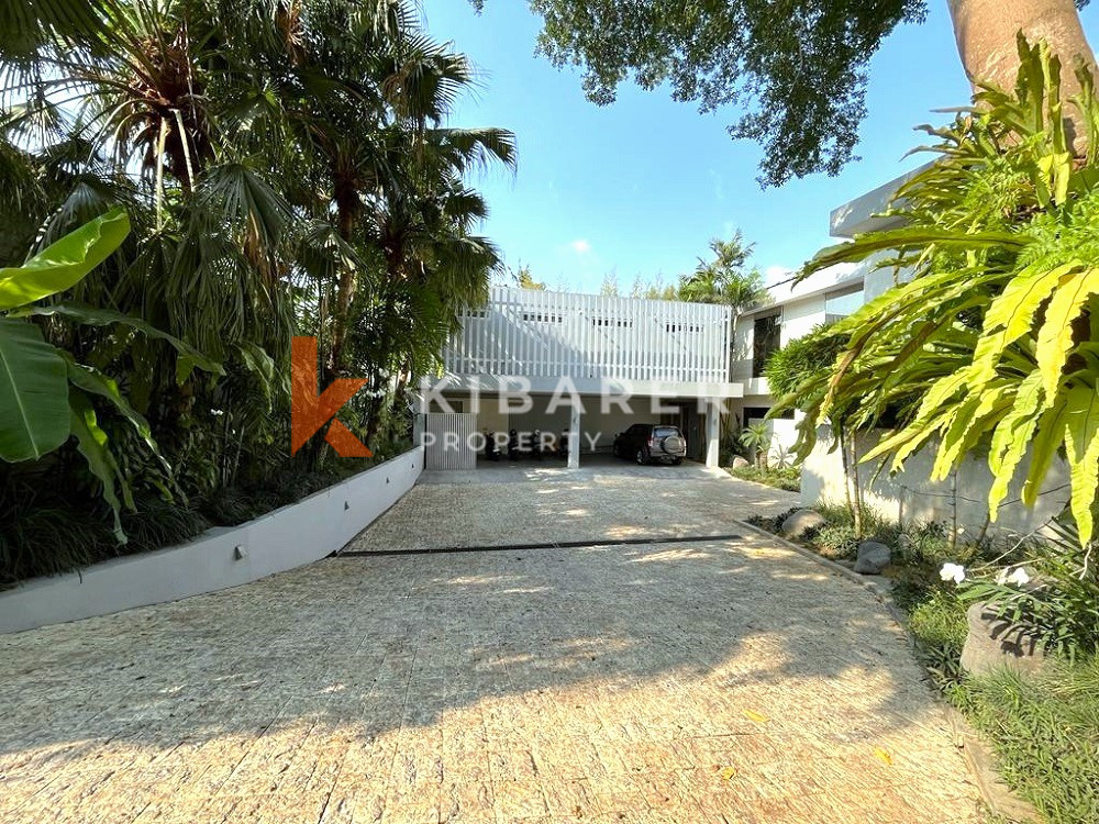 Villa à séjour fermé de quatre chambres avec vue sur la jungle à Semer-Kerobokan