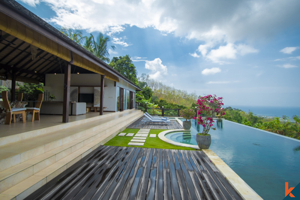 Magnifique villa de deux chambres située au sommet d'une colline et offrant une vue imprenable sur l'océan.
