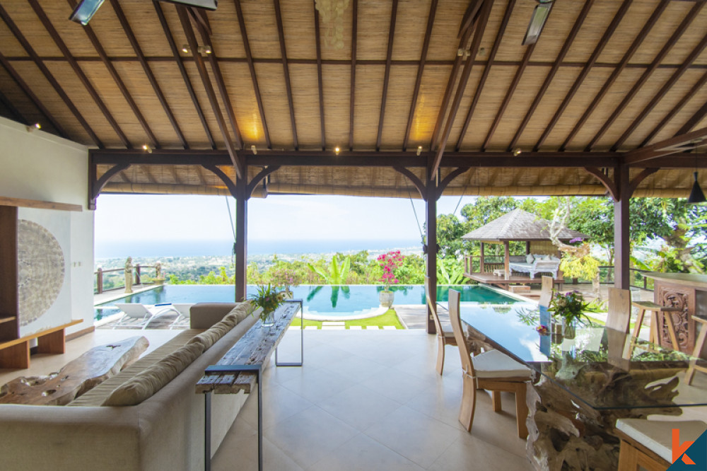 Magnifique villa de deux chambres située au sommet d'une colline et offrant une vue imprenable sur l'océan.