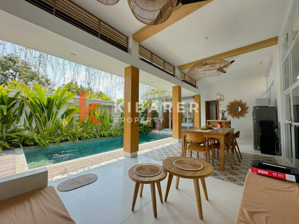 Villa tropicale ouverte de trois chambres nichée dans un complexe de villas de Seminyak