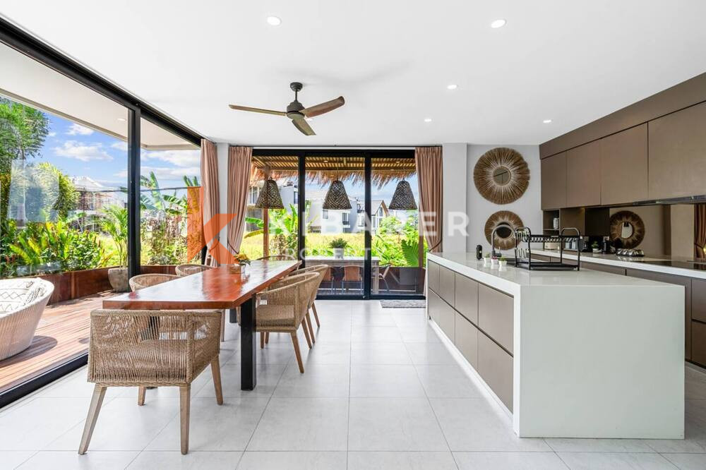 Villa moderne de quatre chambres avec vie fermée au cœur de Canggu