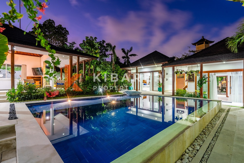 Incroyable villa à vie ouverte de quatre chambres située à Kerobokan