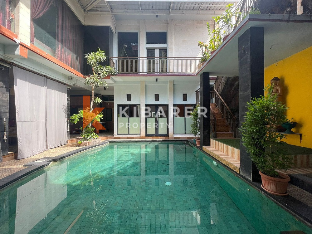 Villa accueillante de cinq chambres située dans le quartier calme de Kerobokan
