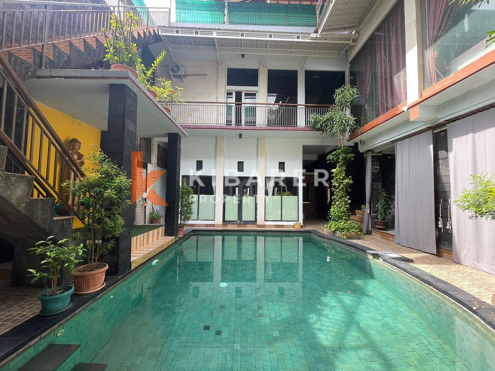 Villa accueillante de cinq chambres située dans le quartier calme de Kerobokan
