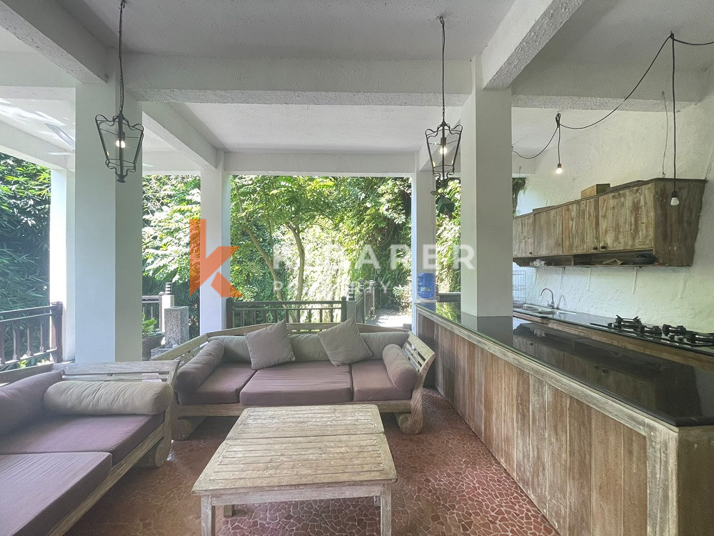 Villa accueillante de quatre chambres située dans le quartier calme de Cepaka