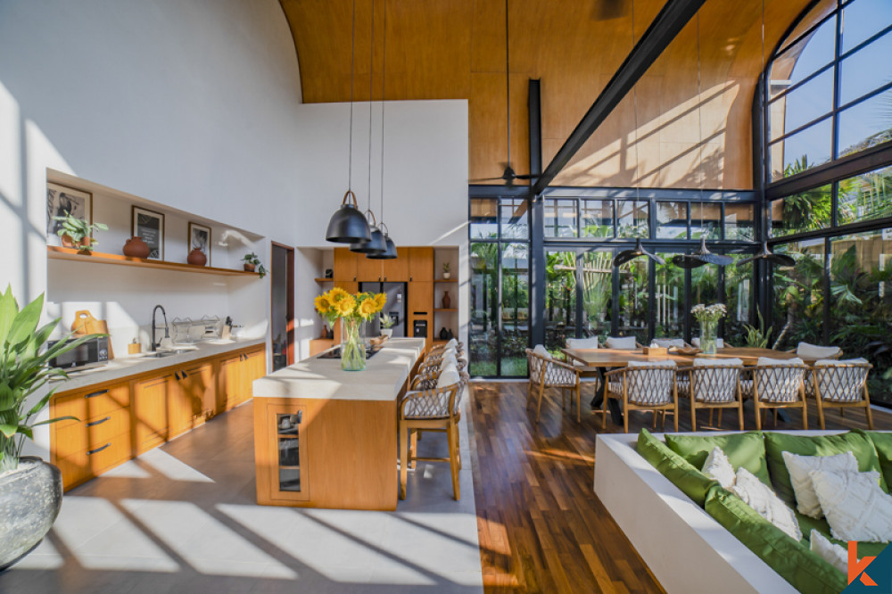 Belle propriété de cinq chambres à coucher, neuve et moderne