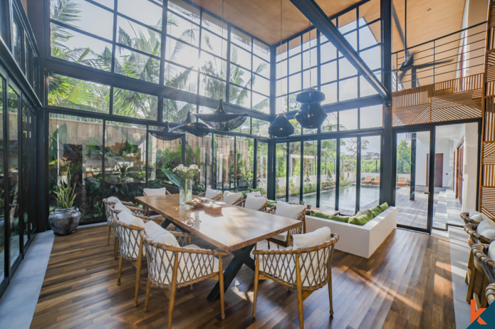 Belle propriété de cinq chambres à coucher, neuve et moderne