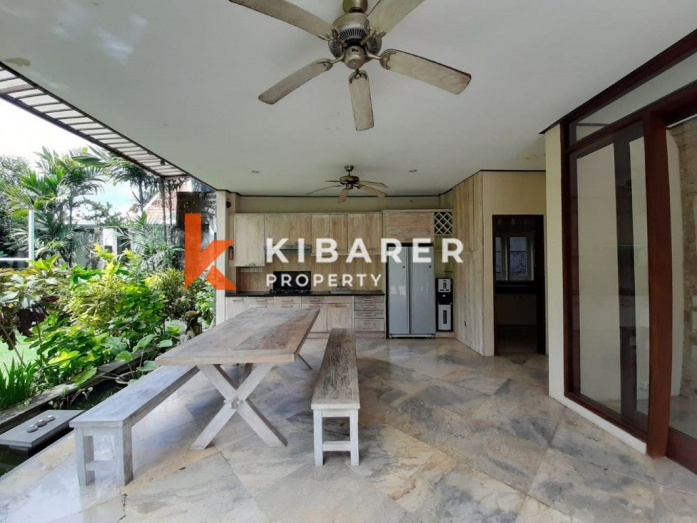 Vila Lima Kamar Tidur Menakjubkan dengan Taman Luas di Umalas