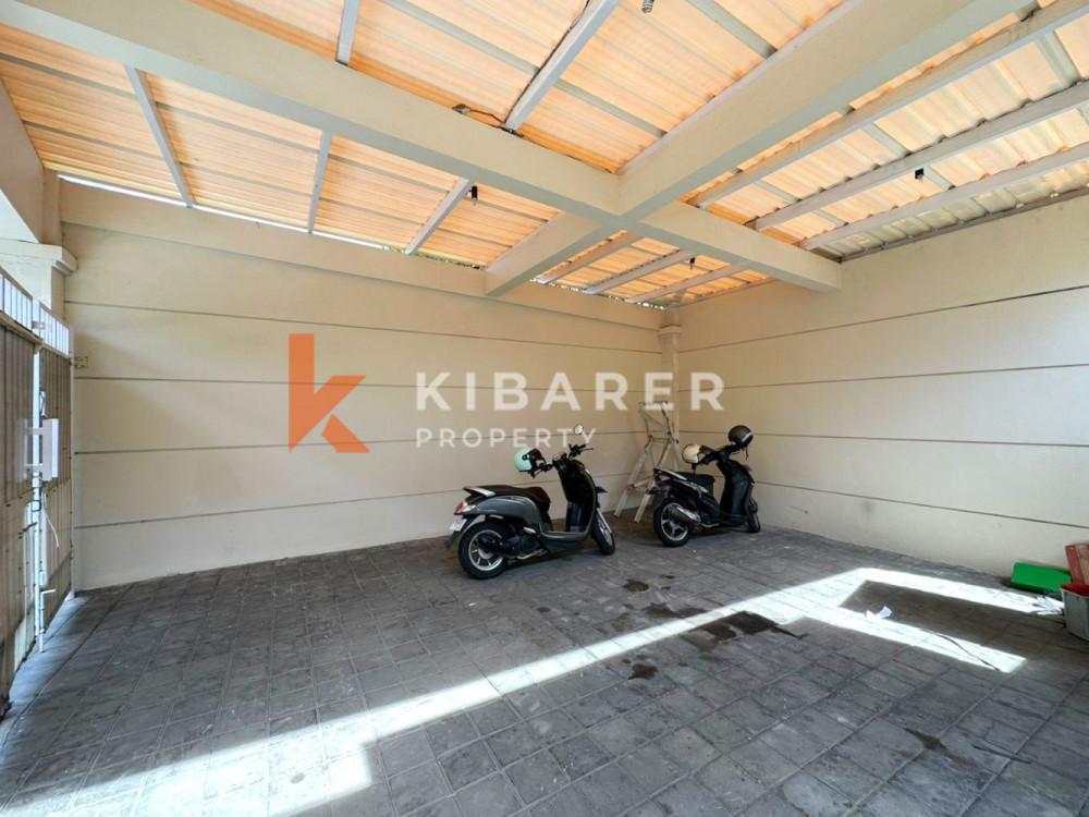 Vila Lima Kamar Tidur Menakjubkan dengan Taman Luas di Umalas