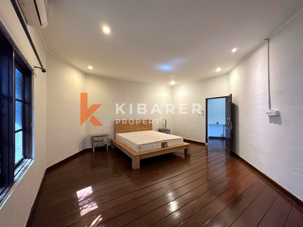 Vila Lima Kamar Tidur Menakjubkan dengan Taman Luas di Umalas