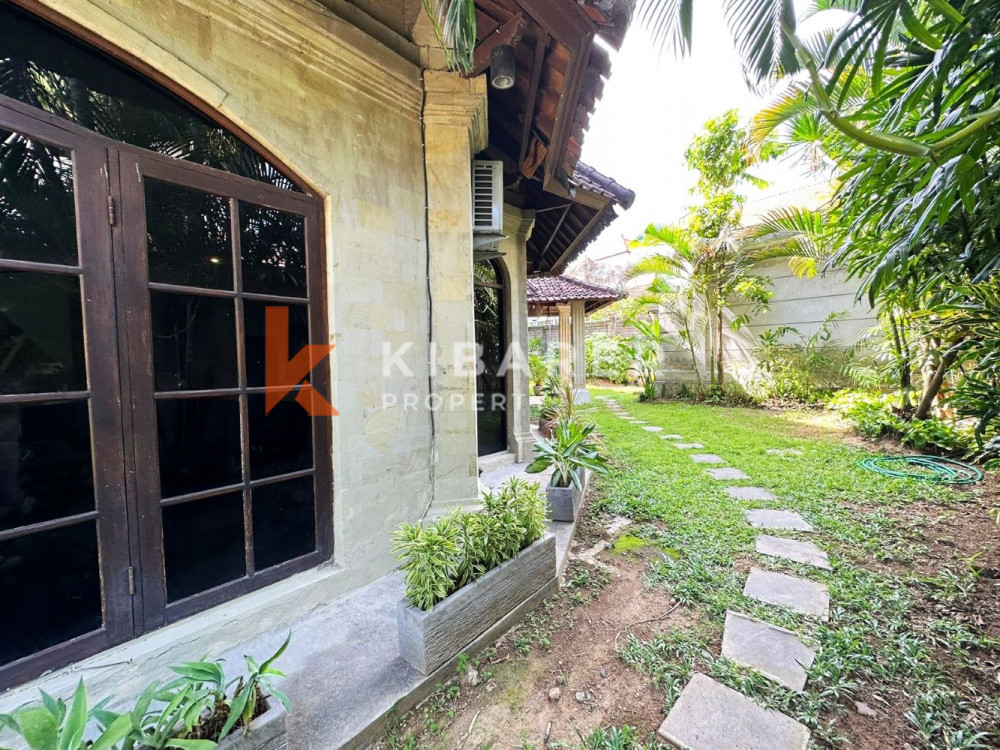 Vila Lima Kamar Tidur Menakjubkan dengan Taman Luas di Umalas