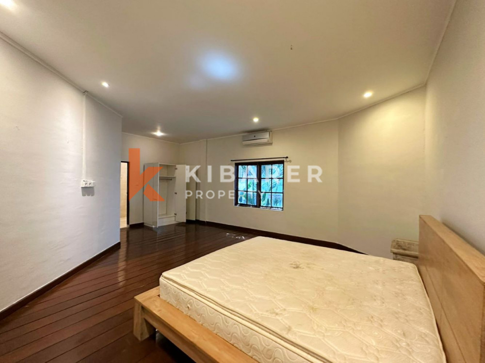 Vila Lima Kamar Tidur Menakjubkan dengan Taman Luas di Umalas