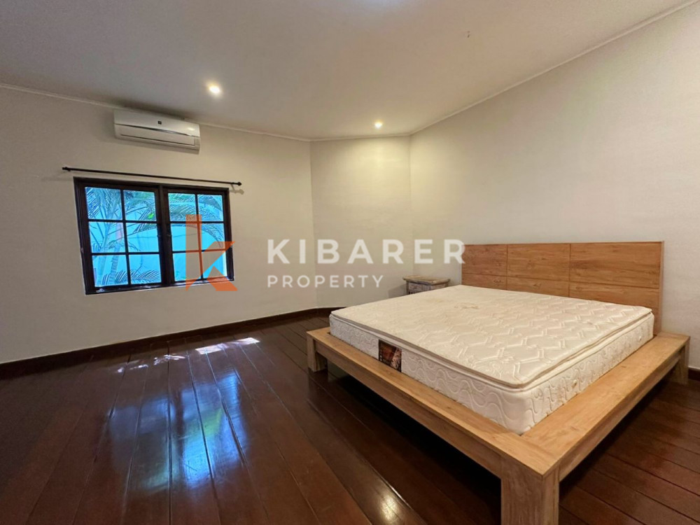 Vila Lima Kamar Tidur Menakjubkan dengan Taman Luas di Umalas