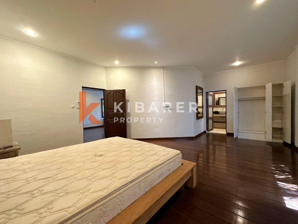 Vila Lima Kamar Tidur Menakjubkan dengan Taman Luas di Umalas