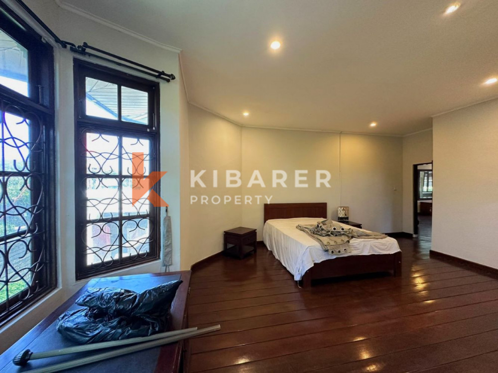 Vila Lima Kamar Tidur Menakjubkan dengan Taman Luas di Umalas