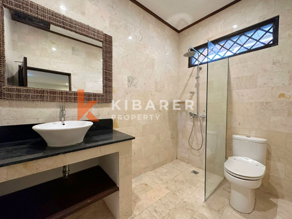 Vila Lima Kamar Tidur Menakjubkan dengan Taman Luas di Umalas