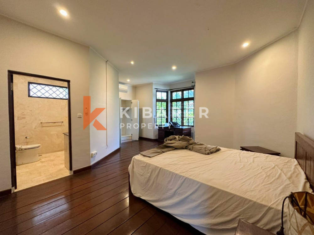 Vila Lima Kamar Tidur Menakjubkan dengan Taman Luas di Umalas