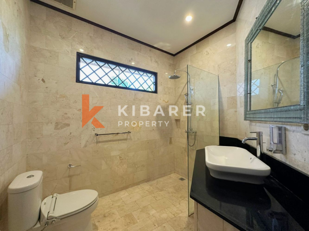 Vila Lima Kamar Tidur Menakjubkan dengan Taman Luas di Umalas