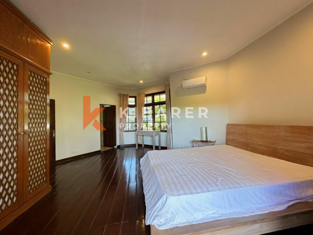 Vila Lima Kamar Tidur Menakjubkan dengan Taman Luas di Umalas