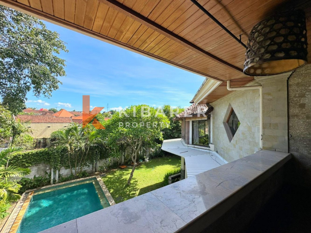 Vila Lima Kamar Tidur Menakjubkan dengan Taman Luas di Umalas