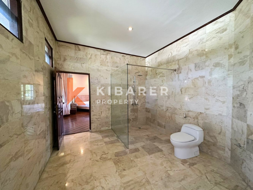 Vila Lima Kamar Tidur Menakjubkan dengan Taman Luas di Umalas