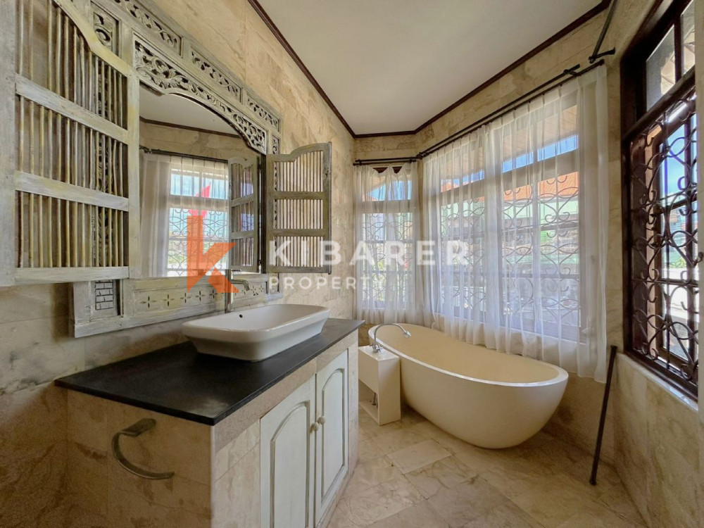 Vila Lima Kamar Tidur Menakjubkan dengan Taman Luas di Umalas